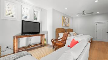 6 多间卧室、熨斗/熨衣板、免费 WiFi、床单