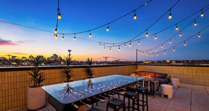 Bold Nashville Stay Near Downtown + Rooftop Lounge + Balcony | Hermitage House