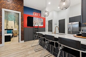 2 bedrooms, free WiFi, bed sheets - Bold Nashville Stay Near Downtown + Rooftop Lounge + Balcony | Hermitage House (Nashville)