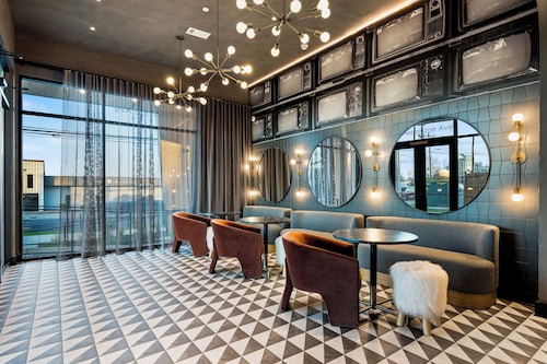 Bold Nashville Stay Near Downtown + Rooftop Lounge + Balcony | Hermitage House