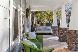 Terrace/patio - Backyard + Golf Cart • Minutes to 30A + Beaches | The Little Blue Beach House (Santa Rosa Beach)