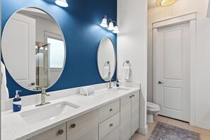 Shower, hair dryer, towels - Backyard + Golf Cart • Minutes to 30A + Beaches | The Little Blue Beach House (Santa Rosa Beach)