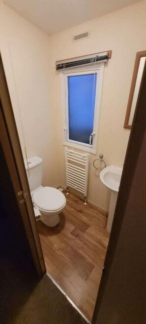 Shower - Lyons Winkups and Primrose - Holiday Accommodation 20993 (Abergele)