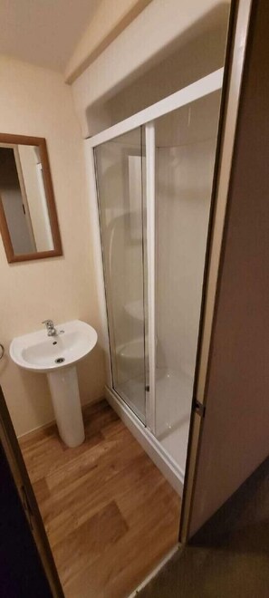 Shower - Lyons Winkups and Primrose - Holiday Accommodation 20993 (Abergele)