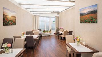 朝食 (ビュッフェ)、毎日提供 (1 名様 8 EUR)