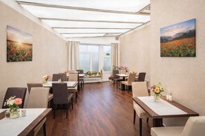 Tägliches Frühstücksbuffet (8 EUR pro Person)