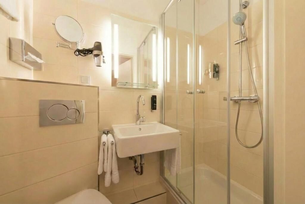 Standard-Doppelzimmer | Badezimmer | Badewanne, Haartrockner, Handtücher, Seife