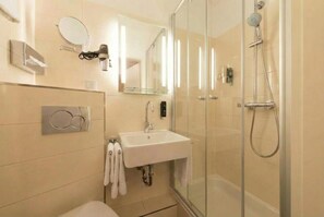 Standard Double Room | Bathroom | Bathtub, hair dryer, towels, soap - Hotel Wania (Hamburg)