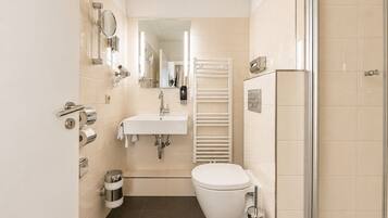 Triple Room | Bathroom | Hair dryer, towels, soap, shampoo