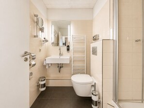 Habitación triple | Baño | Secador de pelo, toallas, jabón y champú