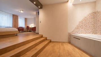 In-room safe, free WiFi, bed sheets