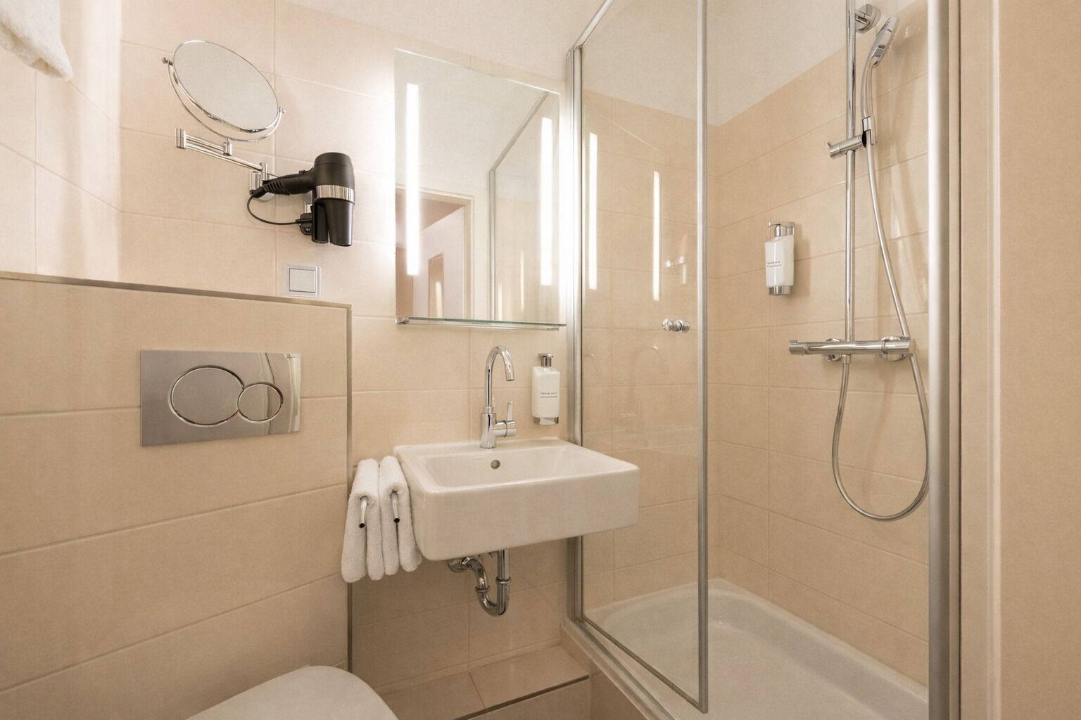 Hårtork, handdukar, tvål och schampo