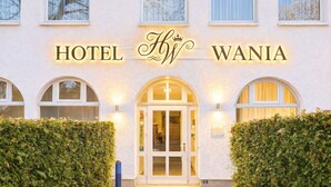 Un edifici amb el rètol “HOTEL WANIA” i un símbol de corona sobre el nom.