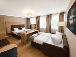 Habitación cuádruple | Caja fuerte, wifi gratis, ropa de cama