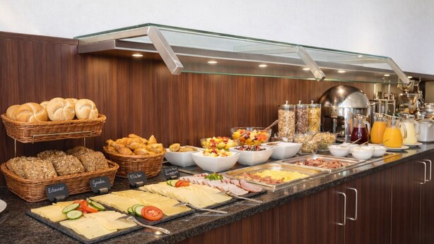 Buffet amb diferents aliments, com pa, fruites i carns.