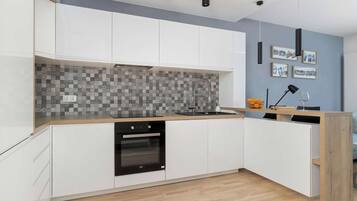 Frigorífico, microondas, horno y placa de cocina