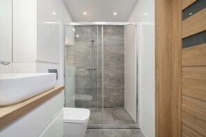 Douche, sèche-cheveux, serviettes fournies, shampoing
