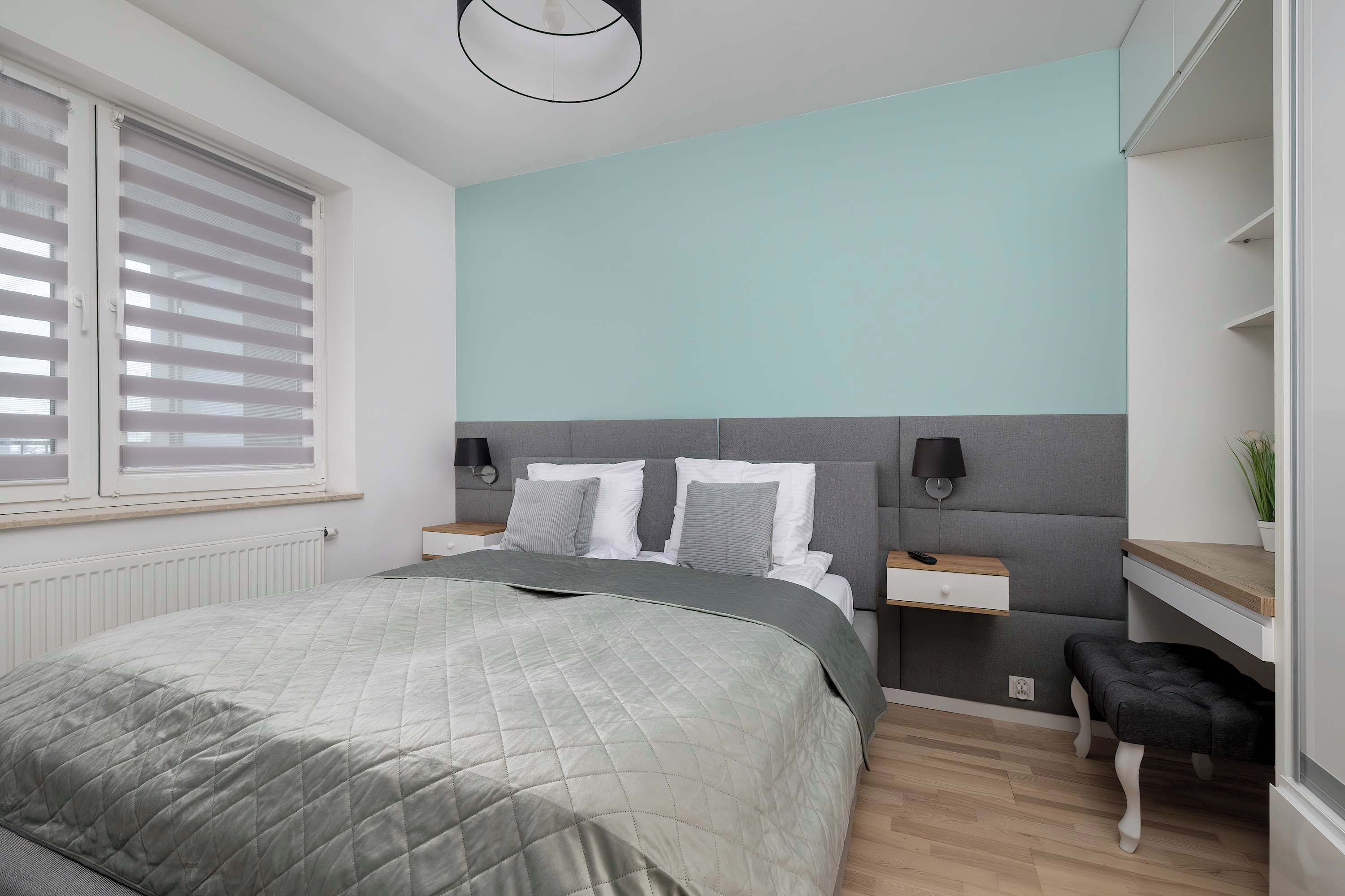 Schreibtisch, Bügeleisen/Bügelbrett, Reisekinderbett, WLAN