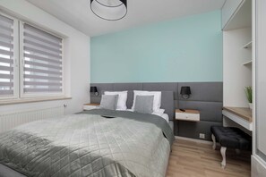 Schreibtisch, Bügeleisen/Bügelbrett, Reisekinderbett, WLAN