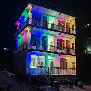 Exterior detail - Hotel Maitri (Siya Kempti)