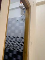 Ducha, artículos de higiene personal gratuitos, toallas y jabón
