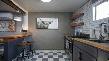 Geladeira, micro-ondas, fogão, cooktop