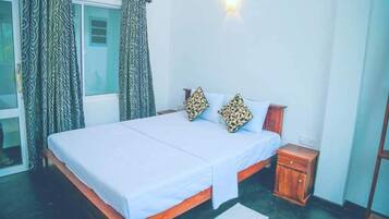 Escritorio, espacio para trabajar con laptop y wifi gratis