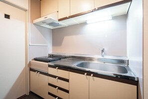 Habitación con 2 camas individuales | Cocina privada | Frigorífico, microondas y utensilios de cocina