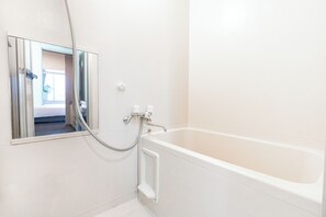 ツインルーム | バスルーム | シャワー付き浴槽、ヘアドライヤー、タオル、シャンプー