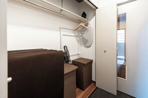 ツインルーム | ワードローブ