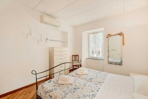 2 bedrooms - Le Onde di Rio – Live the True Ligurian Experience from the Heights of RiomaggioreImagine waking up, opening the living room windows, and letting yourself be embraced by the light of the sea. From the living room of Le Onde di Rio, the view opens onto  (Riomaggiore)