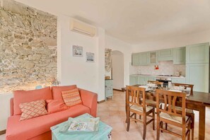 Living area - Le Onde di Rio – Live the True Ligurian Experience from the Heights of RiomaggioreImagine waking up, opening the living room windows, and letting yourself be embraced by the light of the sea. From the living room of Le Onde di Rio, the view opens onto  (Riomaggiore)
