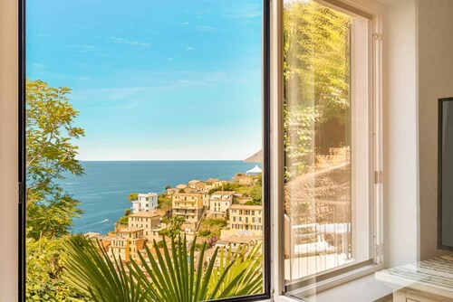 Le Onde di Rio – Live the True Ligurian Experience from the Heights of RiomaggioreImagine waking up, opening the living room windows, and letting yourself be embraced by the light of the sea. From the living room of Le Onde di Rio, the view opens onto 