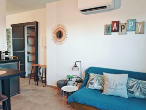 Living area - Romytt Suite3* Whole apartment, shared pool, air-conditioned, 28m2 (Saint-Quentin-la-Poterie)