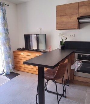 Private kitchen - Romytt Suite3* Whole apartment, shared pool, air-conditioned, 28m2 (Saint-Quentin-la-Poterie)