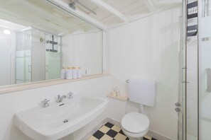 Doccia, asciugacapelli, bidet, asciugamani