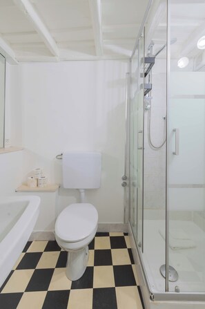 Doccia, asciugacapelli, bidet, asciugamani