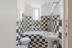 Doccia, asciugacapelli, bidet, asciugamani