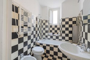 Doccia, asciugacapelli, bidet, asciugamani
