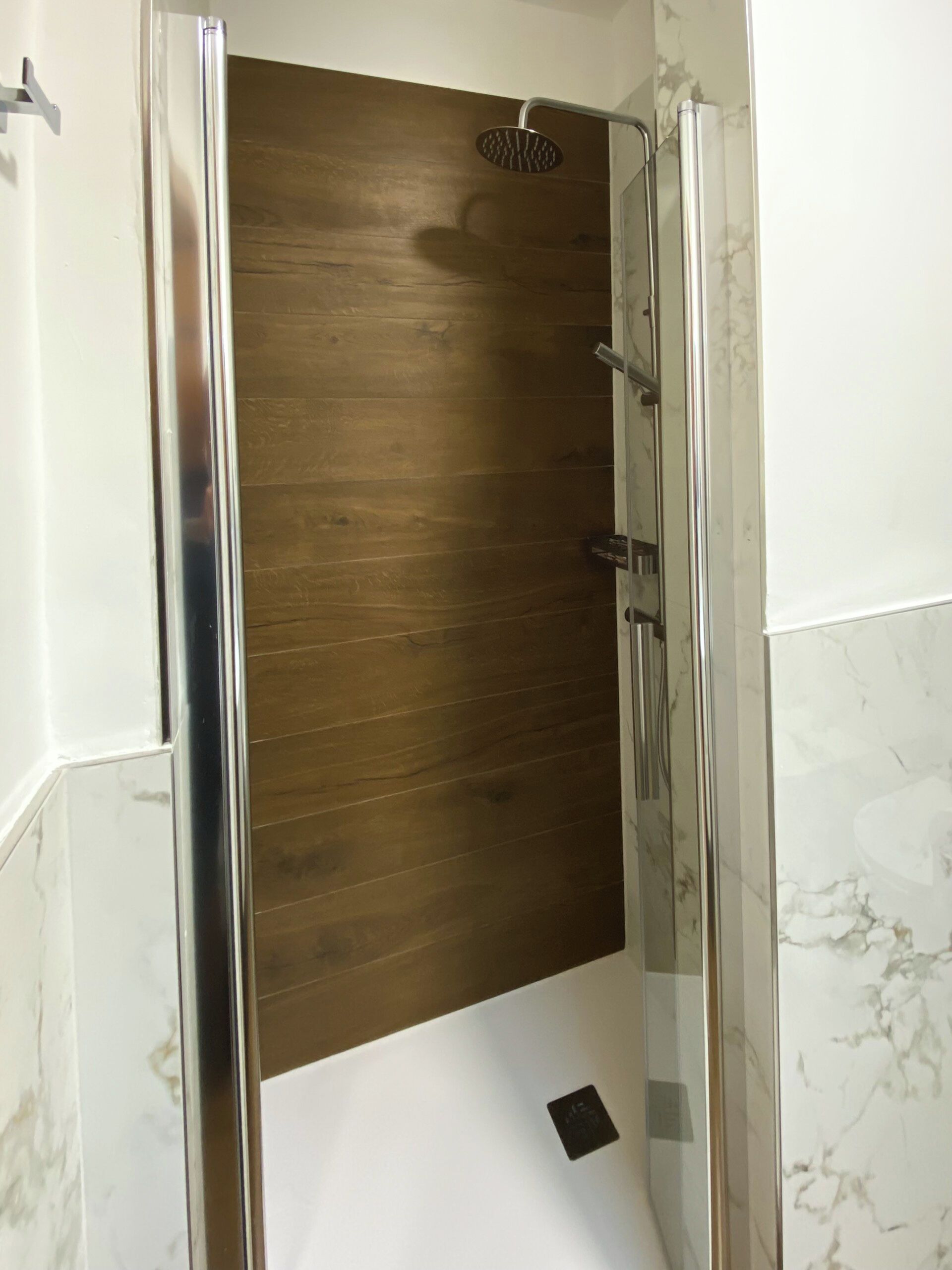 Een douche, een haardroger, een bidet, zeep
