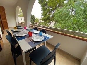 Outdoor dining - Tiziana Holiday House located in Marina di Mancaversa in the heart of Salento (Marina di Mancaversa)