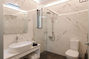 Ducha, artículos de tocador ecológicos, secador de pelo, toallas