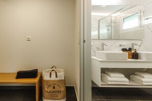 Douche, articles de toilette écologiques, séchoir à cheveux