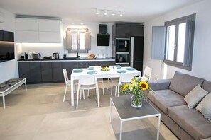 TV - My Rental Homes - Maison Nica with heated Jacuzzi on a panoramic terrace (Fira)