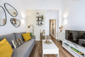 TV - Urban Loft with Character - Puerta de Toledo (Madrid)
