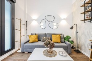 TV - Urban Loft with Character - Puerta de Toledo (Madrid)