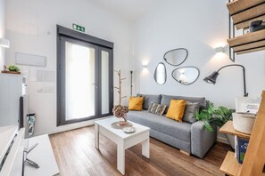 TV - Urban Loft with Character - Puerta de Toledo (Madrid)