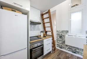 Fridge, microwave, oven, stovetop - Urban Loft with Character - Puerta de Toledo (Madrid)