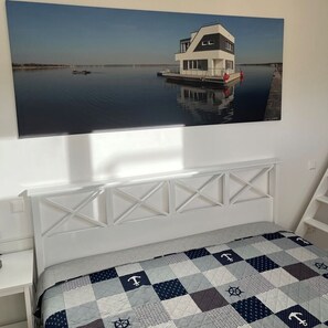 2 makuuhuonetta, silitysrauta/-lauta, ilmainen Wi-Fi, vuodevaatteet