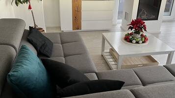 Smart-tv, een open haard, boeken en een stereo
